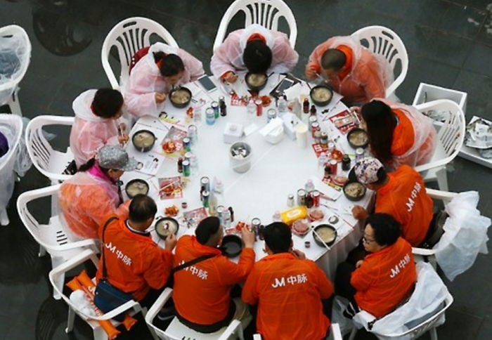 비 오는 한강서 ‘삼계탕 파티’ 벌인 낭만 유커 4천명 (사진)