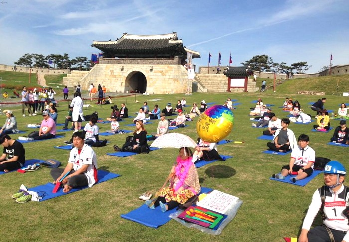 현재 진행 중인 ‘멍 때리기 대회’ 현장 사진 4장