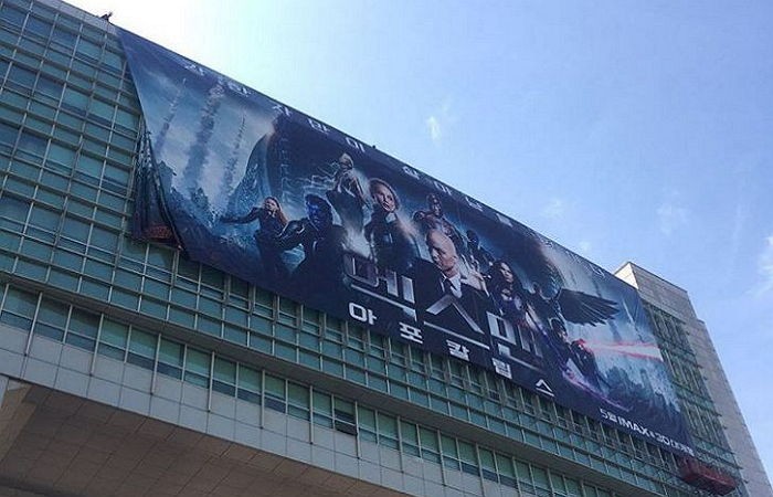 홍대 정문에 내걸린 영화 ‘엑스맨’ 대형 홍보 현수막 논란
