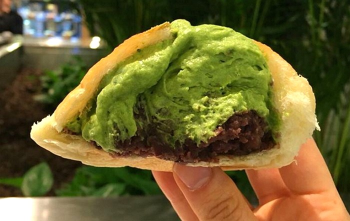 누르기만해도 크림이 터져나오는 ‘녹차크림 팥빵’ (사진 7장)