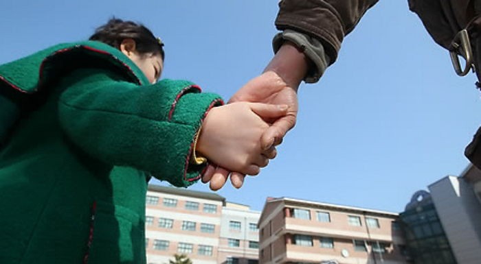 “반찬가게서 손 없는 우리 엄마 감싸준 아주머니를 찾습니다”