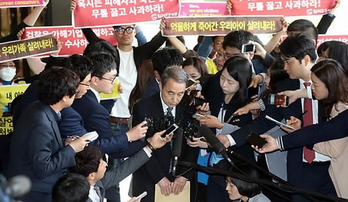 전 옥시 대표, 유가족에 앞에선 사과...뒤에선 “내 연기 어때?”