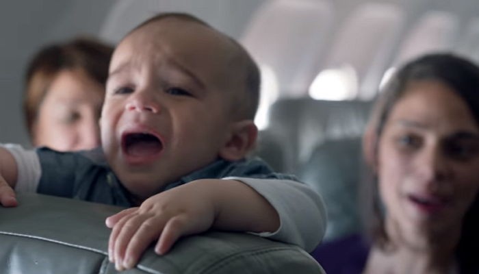 아기가 울면 승객들에게 공짜 티켓 주는 항공사 (영상)