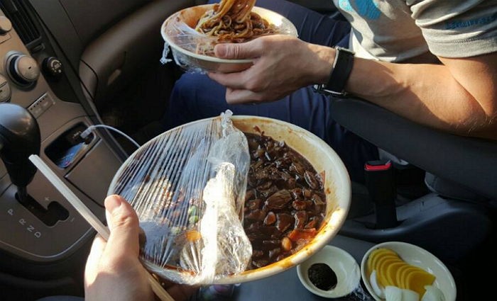 잠복중인 형사는 오늘도 이렇게 끼니를 때웠다