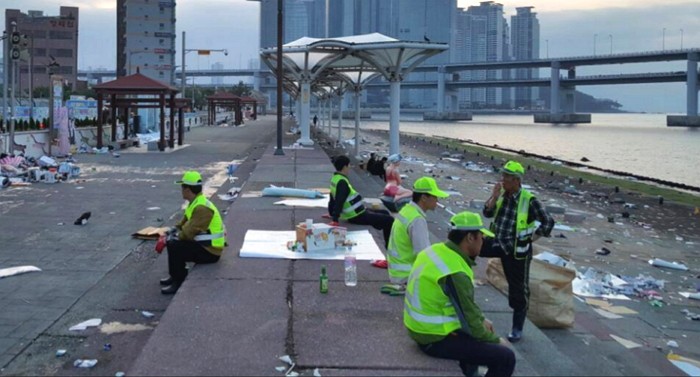토요일 아침 부산 환경미화원이 ‘멘붕’에 빠진 이유 (사진)