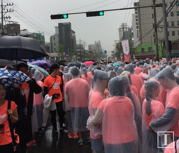 ‘푸마 마라톤’, 폭우 속 참가자들 덜덜 떨게 만든 주최측 논란
