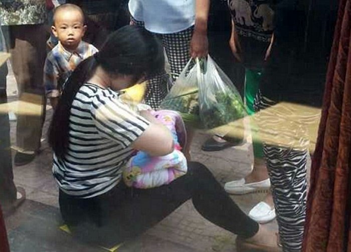 길거리서 발견된 아기에게 젖 먹이는 20대 여성