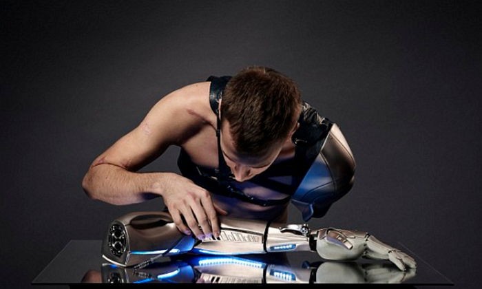 ‘윈터 솔져’ 열차 사고 후 만능팔 갖게 된 사나이