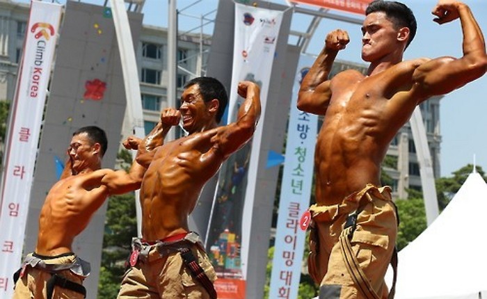 초콜릿 근육 뽐내는 ‘몸짱 소방관 대회’ 사진 4장