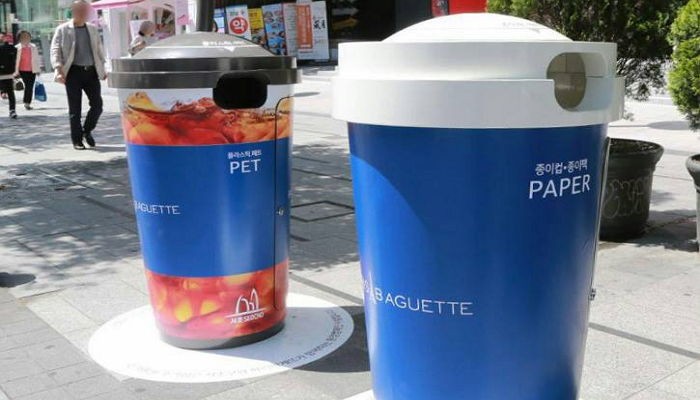 강남대로에 등장한 대형커피컵의 정체 (사진)