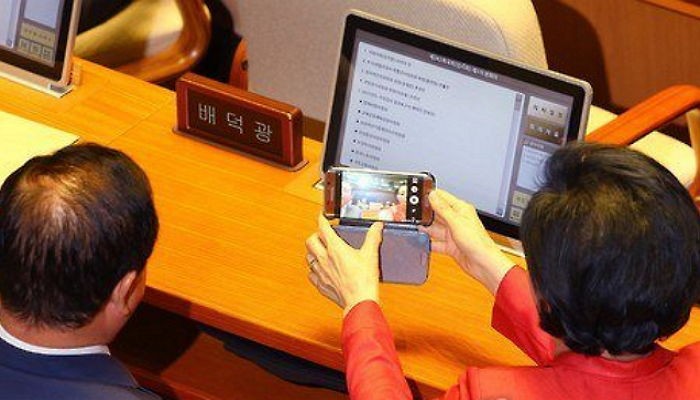 19대 국회 마지막날까지 일 안하고 셀카찍는 국회의원