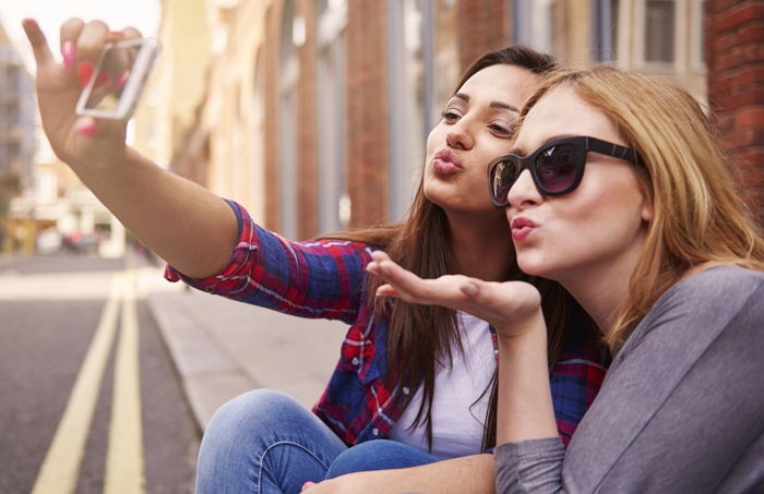 셀카 자주 찍는 사람 자기 외모 ‘상위10%’라 생각한다 (연구)