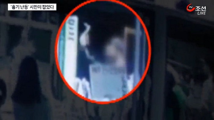 ‘정신분열증’ 50대 남성, 대낮에 흉기 들고 국제시장서 난동 (영상)