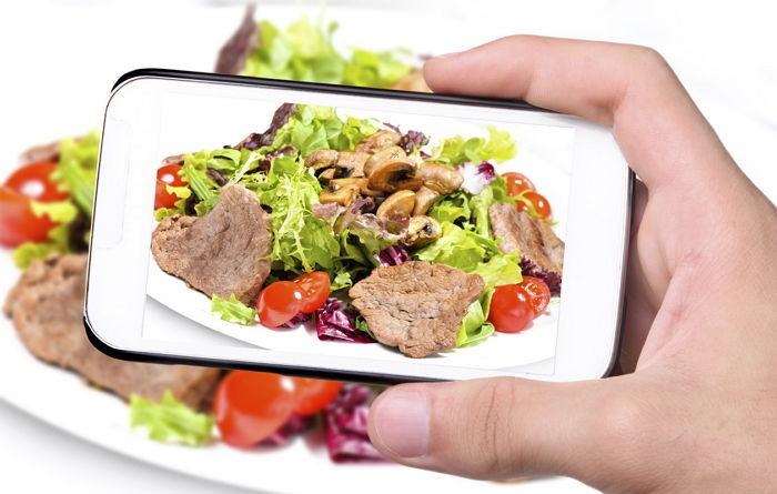 ‘먹방사진’ 찍고 음식 먹으면 더 맛있다 (연구)