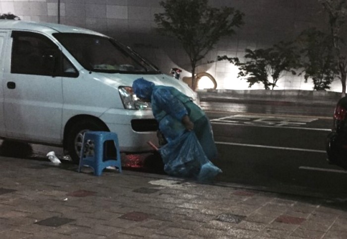 새벽마다 종로4가 쓰레기 치우는 할머니의 사연