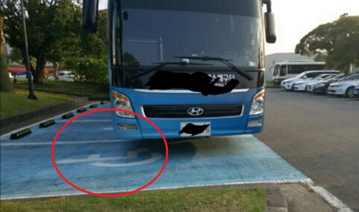 삼성 배구단이 장애인 주차장에 버스 세우는 방법 (사진)