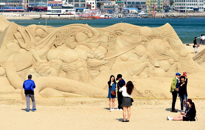 해운대 앞바다에 거대한 모래조각이 나타났다 (사진 5장)