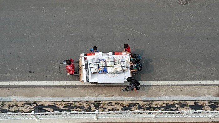 하굣길에 폐지 줍는 할머니 발견한 초등학생들 (사진)