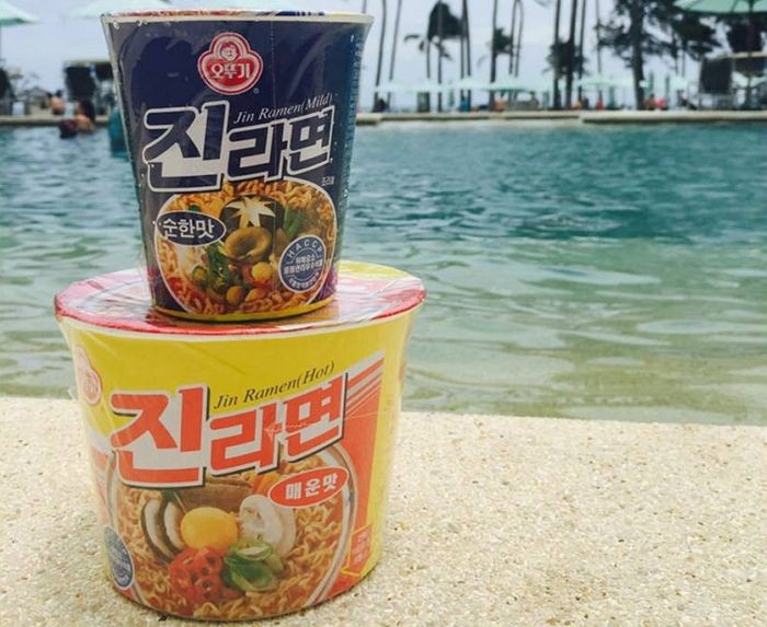 “진라면 사발면서 ‘곰팡이’ 나왔는데 회수도 안합니다” (영상)