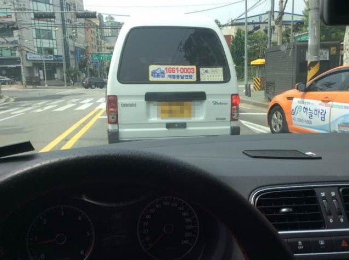 기름값 아끼려 창문 열고 택배 나르는 ‘참전용사’ 할아버지