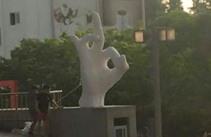 홍대 정문 앞에 등장한 ‘거대 손’ 모양 조형물 논란