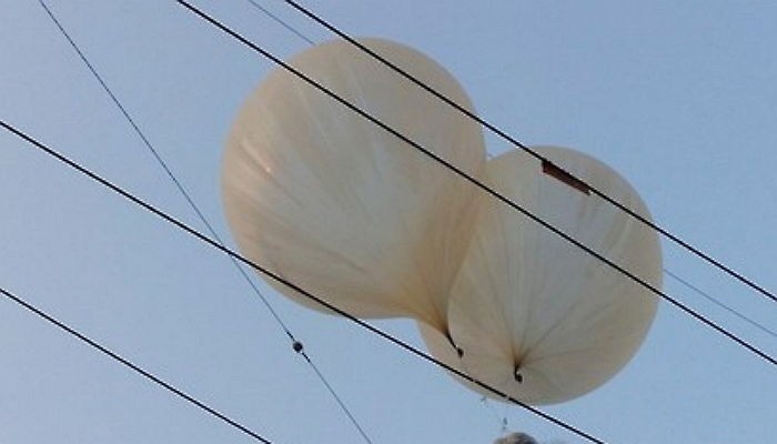 북한이 날린 ‘대남 전단지’ 고압선에 걸린 채 발견