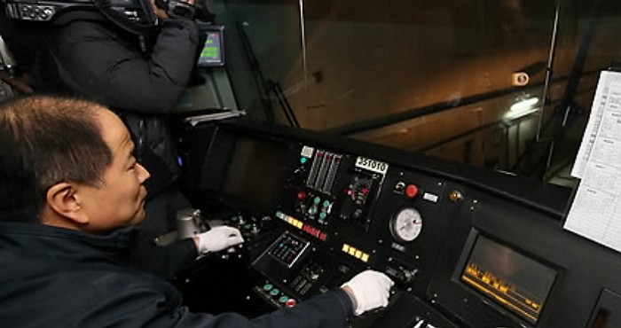 평생 몸담은 지하철 떠나는 기관사의 ‘마지막 안내방송’