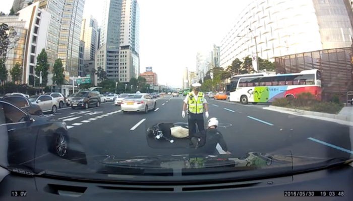 달리는 오토바이 밀어 넘어뜨리는 교통경찰 논란 (영상)