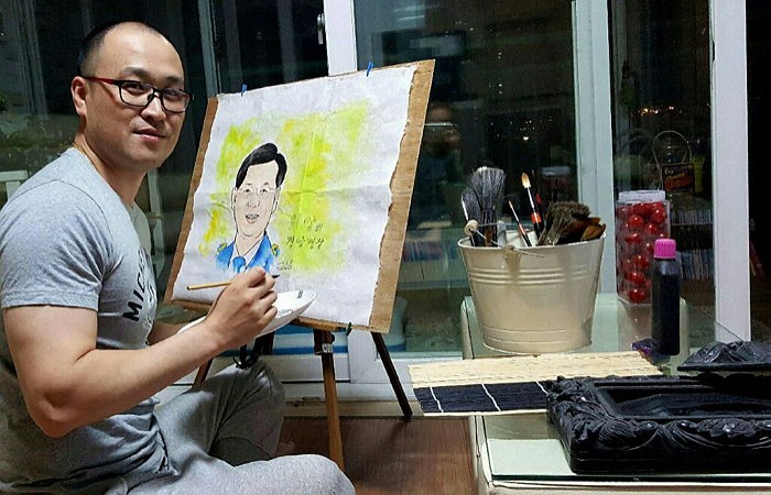 동네 순찰하며 마을 주민들 ‘초상화’ 그려주는 경찰관 (사진)