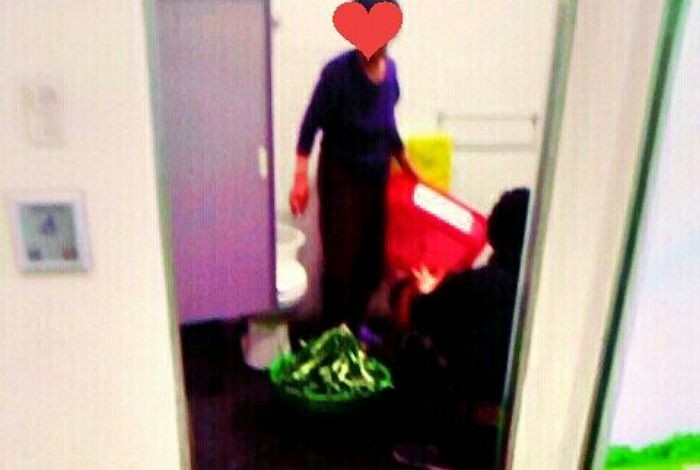 도서관 장애인 화장실에서 김장하고 쌀 씻는 할머니