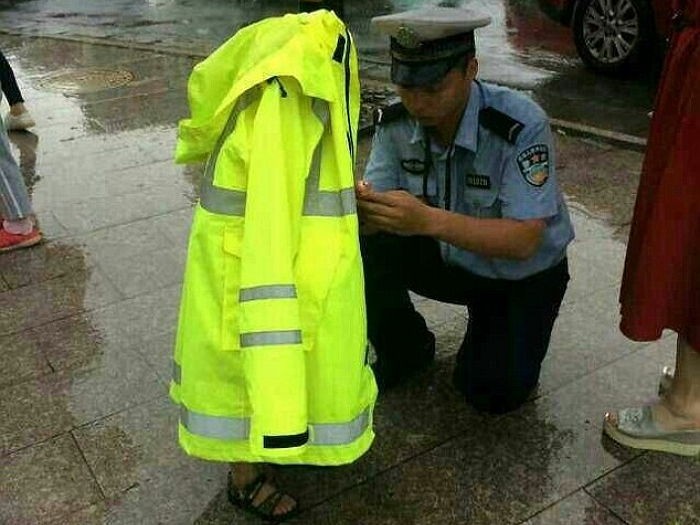 비오는 날 길 잃은 꼬마에게 자신의 ‘우비’ 입혀준 경찰