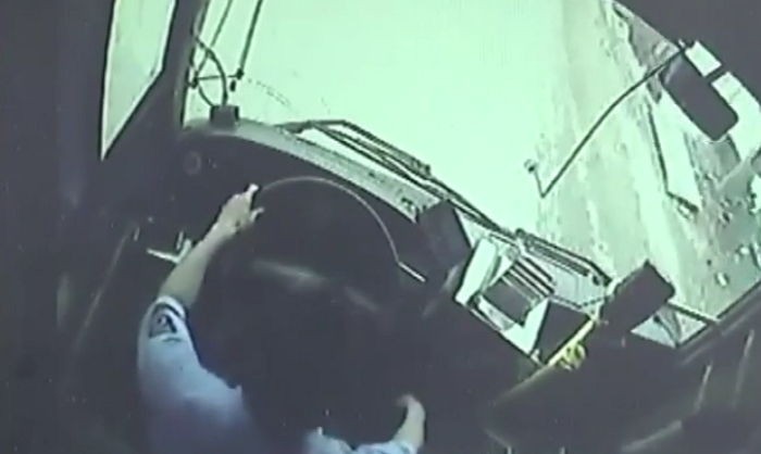 승객들 살리려고 운전대 돌리지 않은 버스 기사 (영상)