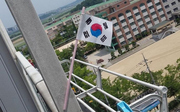 현충일에 태극기 안단 부모를 부끄럽게 만든 초등생 아들