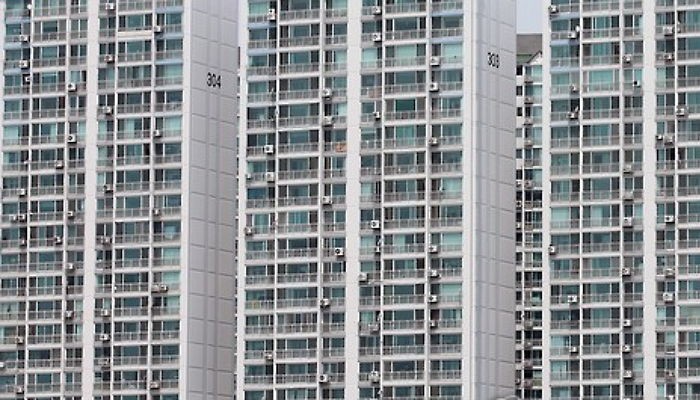 태극기 없는 현충일 아파트 풍경 (사진)