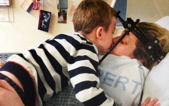 혼수상태 엄마는 아들의 키스를 받고 눈을 떴다