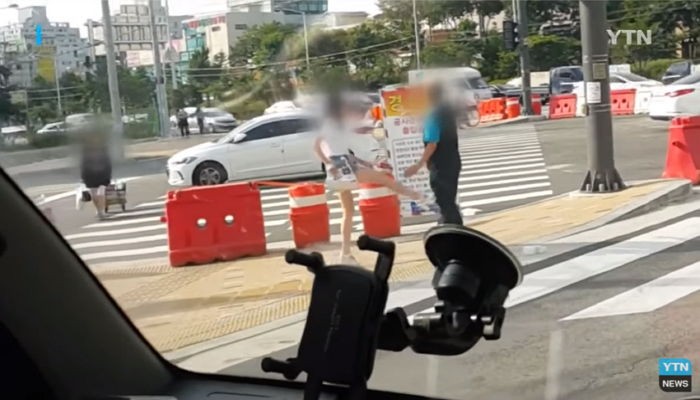 “기분 나쁘게 왜 쳐다봐” 30대 여성, 노인 무자비 폭행 (영상)