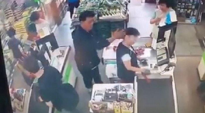 “엄마가 마트 일하다 남자한테 맞았는데 아무도 안 말립니다”