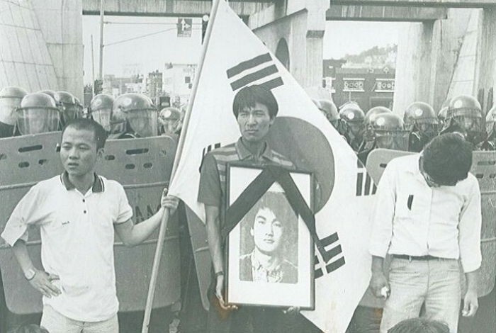 29년 전 우현이 집회 현장서 들고 있던 ‘영정사진’ 속 친구