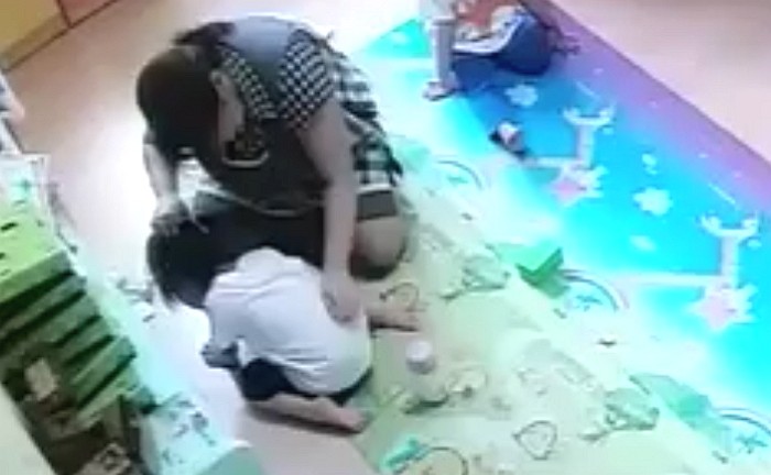 아이들 때려놓고 ‘멍자국 있나’ 확인한 어린이집 교사