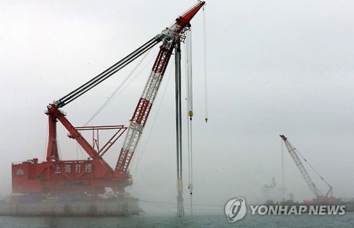 짙은 안갯속 세월호 인양 작업 현장 사진 6장