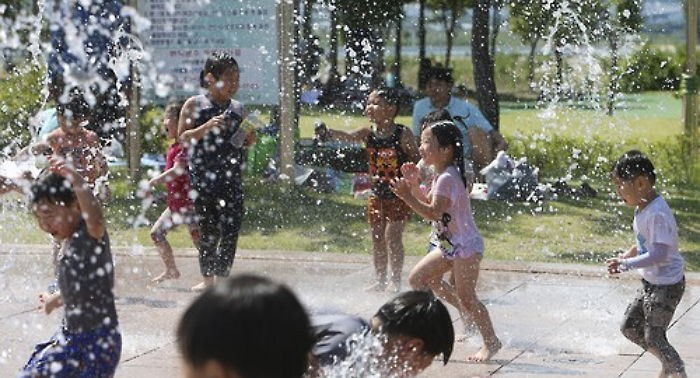 전국 맑고 찌는 더위…일부 지역에는 ‘소나기’