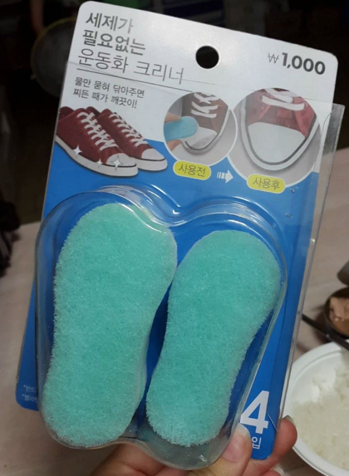 물만 묻혀 닦으면 운동화 하얘지는 초간편 ‘다이소 수세미’