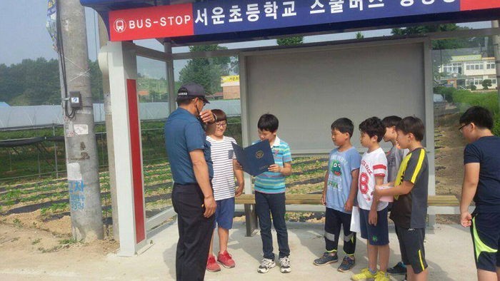 아이들에게 ‘세상에서 하나뿐인 표창장’ 받은 경찰 아저씨