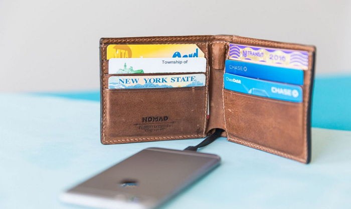 아이폰 ‘충전 기능’ 탑재된 스마트 지갑 출시