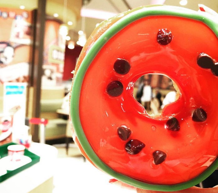 크리스피 크림이 새롭게 출시한 ‘수박 도넛’ (사진)