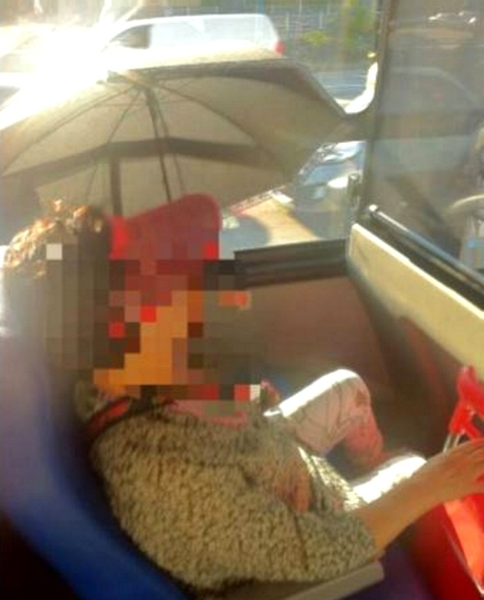 햇볕 따갑다고 ‘만원 버스’서 양산 편 아주머니