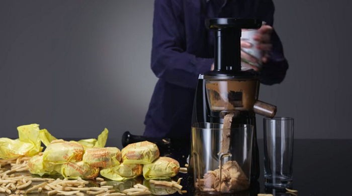 착즙기로 짠 ‘맥도날드 햄버거’를 주스로 마셔봤다 (영상)