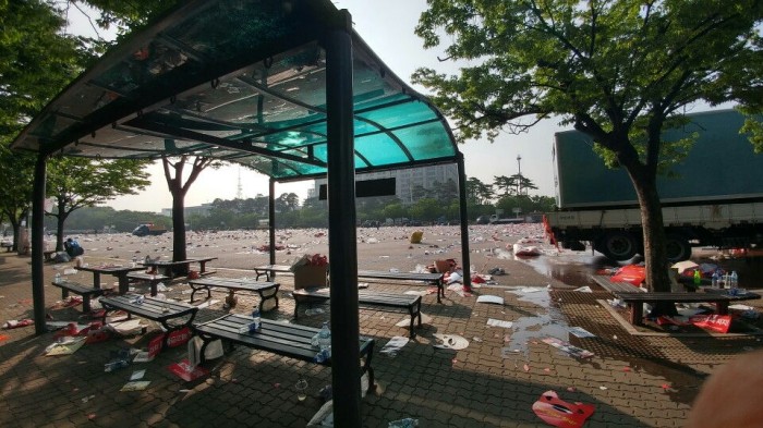 대규모 집회 이후 ‘쓰레기 폭탄’ 맞은 여의도공원 (사진)