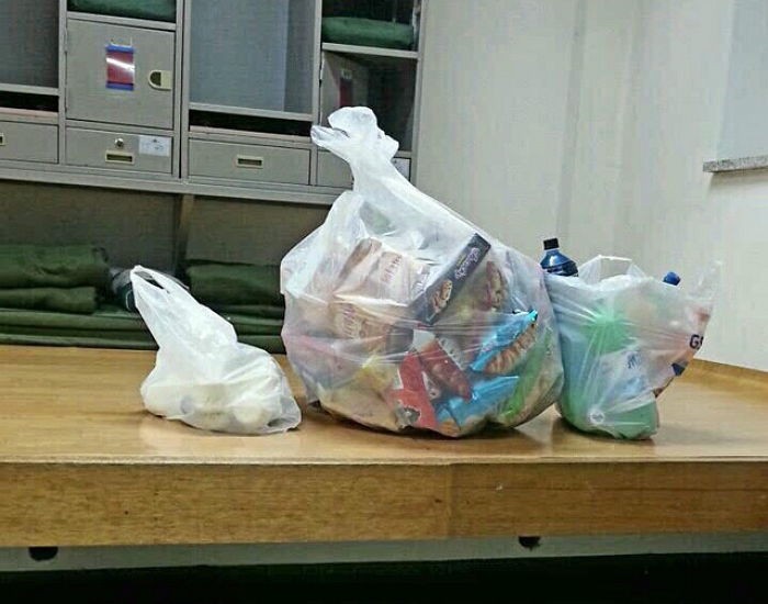 예비군 훈련왔다가 후배들에게 과자 투척하고 간 민간인