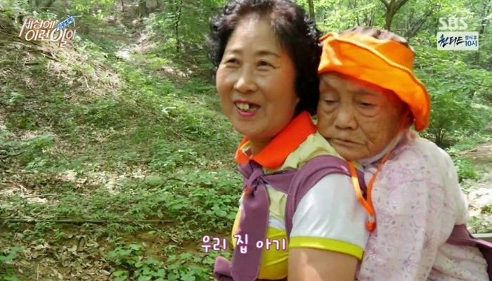 치매 걸린 102세 시어머니 기저귀 갈며 모시고 사는 며느리